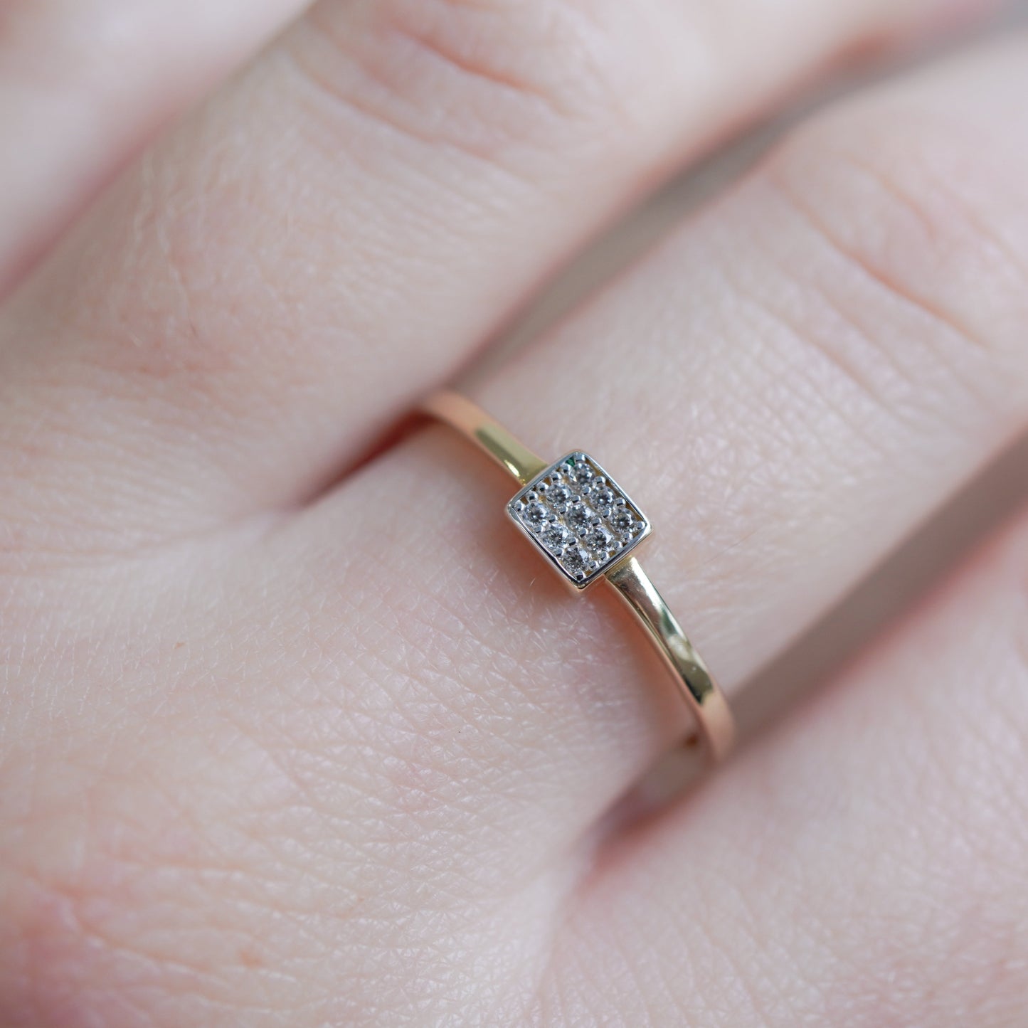 10k Yellow Gold ring with zirconias-16123