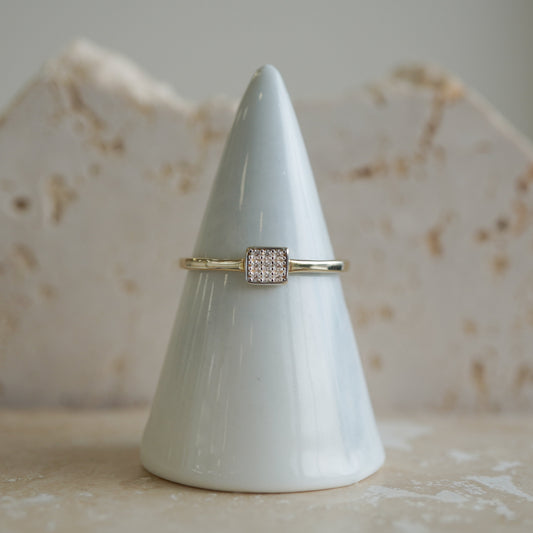 10k Yellow Gold ring with zirconias-16123